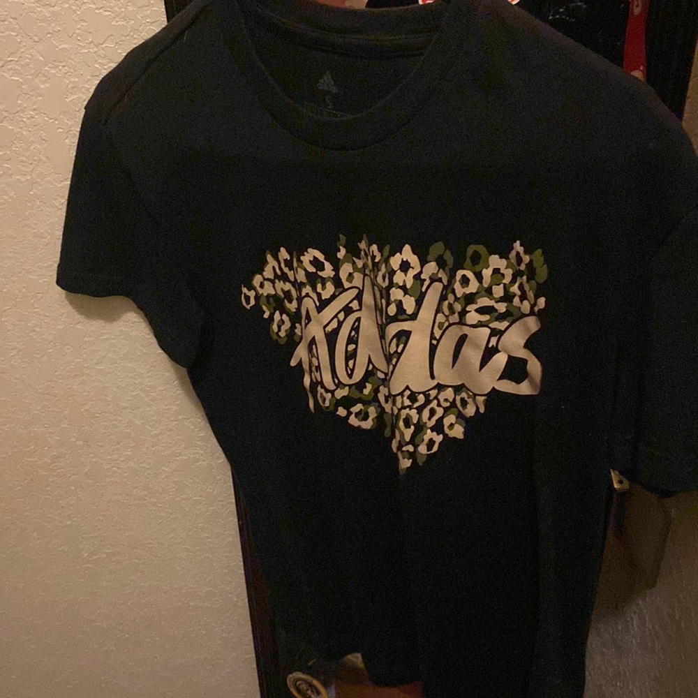 Adidas shirt cheetah symbol